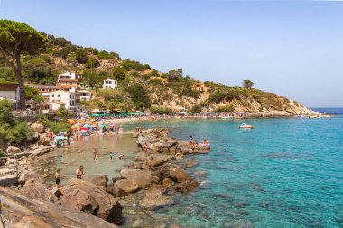 Sant Andrea, Elba Adası, İtalya - 04 Haziran 2022 Turistler Sant Andrea, Elba Adası, İtalya 'da şnorkelle yüzmek ve rahatlamak için mükemmel bir yer.