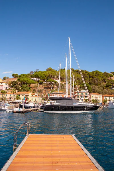 Porto Azzurro, Elba Adası - 19 Eylül 2021 Porto Azzurro Limanı Renkli Şehir 