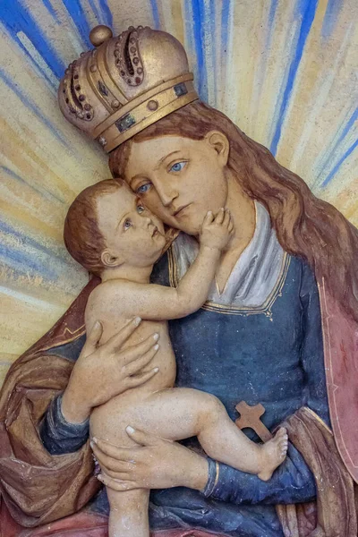 Beautiful Statue Showing Mary Mother God Holding Baby Jesus — Stock Photo, Image