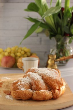 Kruvasan ve kahve kahvaltı için 