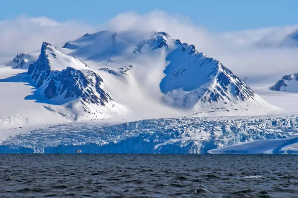 Deep Blue Glacier Snowcapped Mountains Albert Land Arctic Spitsbergen Svalbard — Fotografia de Stock