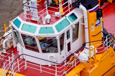 Liman 'da çalışan bir tekne.