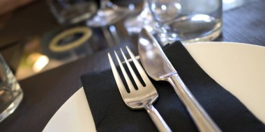Sofra takımı, masa takımı, çatal bıçak restoranı servisi.