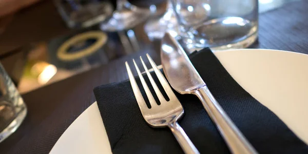 Sofra takımı, masa takımı, çatal bıçak restoranı servisi.