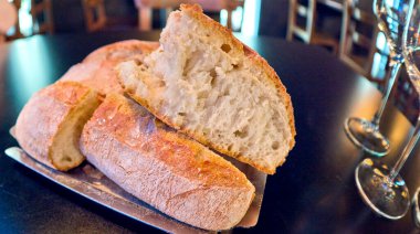 Masa Restoranında Ekmek Servisi