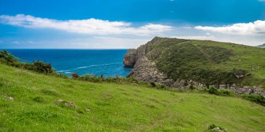 Sahil şeridi ve uçurum manzarası, Cantabrian Denizi, Pendueles, Llanes, Asturias, İspanya, Avrupa
