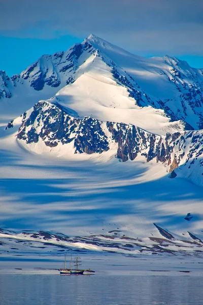 Expeditionsboot Schneebedecktes Gebirge Oscar Land Arktis Spitzbergen Spitzbergen Norwegen Europa — Stockfoto