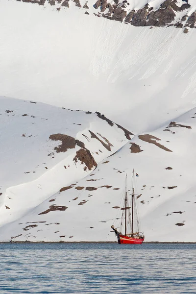 Łódź Wyprawowa Góry Śnieżne Ziemia Oscara Arktyka Spitsbergen Svalbard Norwegia — Zdjęcie stockowe