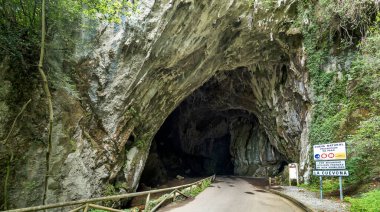 La Cuevona, Road Natural Karst Cave, National Heritage Site, Spanish Cultural Property, Cultural Interest, Cuevas del Agua, Ribadesella, Asturias, İspanya, Avrupa