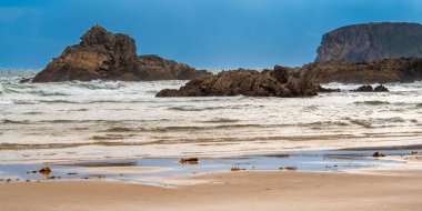 Sahil şeridi ve uçurumlar, La Franca Plajı, Asturias, La Franca, Ribadeveva, Asturias, İspanya, Avrupa 'nın Korunan Sahili