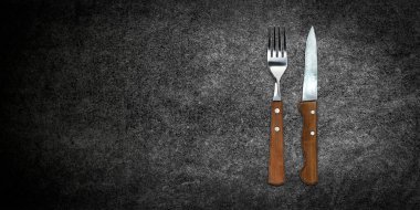 Koyu Arkaplanda Çatal ve Bıçak setinin üst görünümü