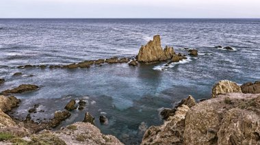Las Sirenas Resifi, Cala de las Sirenas, Cabo de Gata-Nijar Doğal Parkı, UNESCO Biyosfer Rezervi, Sıcak Çöl İklim Bölgesi, Almerya, Endülüs, İspanya, Avrupa