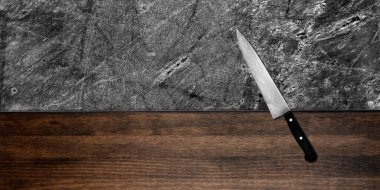 Koyu Arkaplanda Yemek Bıçağı ve Kesme Tahtasının Üstgörünümü