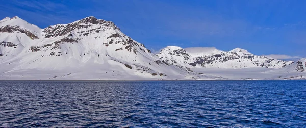 Schneebedeckte Berge Trygghamna Bay Oscar Land Arktis Spitzbergen Spitzbergen Norwegen — Stockfoto