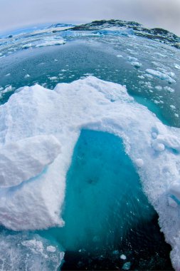 Sürüklenen Buz ve Karlı Dağlar, Buz Dağları, Buz Dağları, Albert I Land, Arctic, Spitsbergen, Svalbard, Norveç, Avrupa