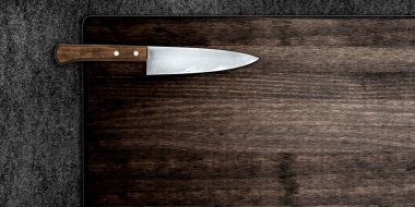 Koyu Arkaplanda Yemek Bıçağı ve Kesme Tahtasının Üstgörünümü