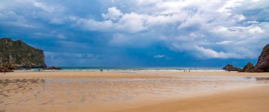 Sahil şeridi ve uçurumlar, La Franca Plajı, Asturias, La Franca, Ribadeveva, Asturias, İspanya, Avrupa 'nın Korunan Sahili