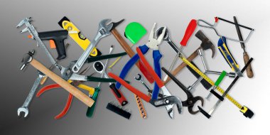 Ahşap Arkaplanda Farklı İş Araçlarının Görünümü - Stok Fotoğrafı