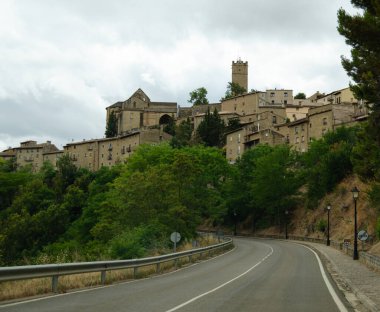 İspanya 'nın ortaçağ kasabası yol manzaralı