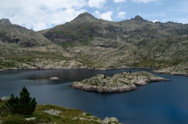 Pirenelerde ikon, dağda mavi bir göl