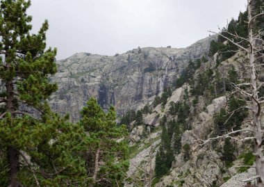 Ordesa ve Monte Perdido dağlarında şelale, Aragon