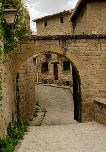 Duvarı olan ortaçağ köyü.