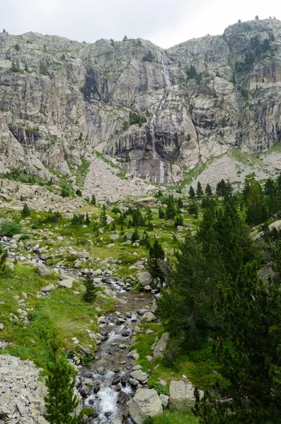 Ordesa ve Monte Perdido dağlarında şelale, Aragon