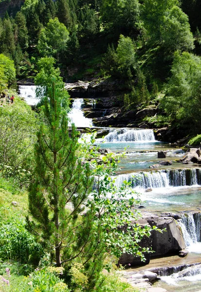 Ordesa ve Monte Perdido dağlarında şelale, Aragon