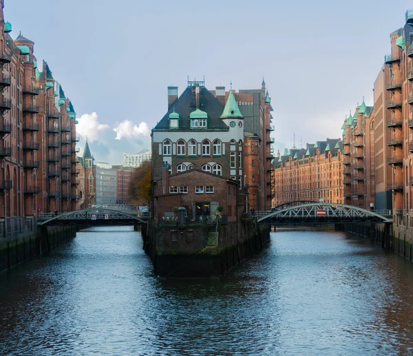 Hafen şehri, Hamburg eski rıhtımı manzarası.