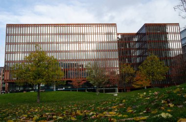 Hamburg 'da bir parkta modern bir bina.