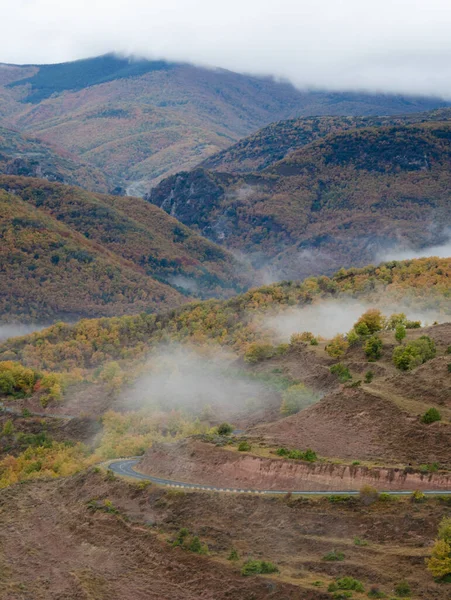La Rioja dağlarının sisli manzarası