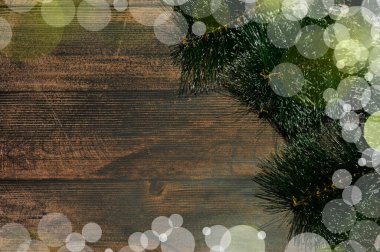 Noel arkaplanı köknar dallı koyu ahşaptan yapılmıştır. Boşluğu kopyala