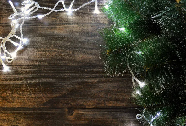 검은 나무의 크리스마스 배경에 전나무 가지와 화환 이 있습니다. 복사 공간 — 스톡 사진