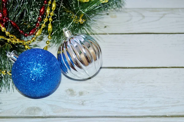 Fond de Noël en bois clair avec boules de branches de sapin, perles rouges et dorées — Photo