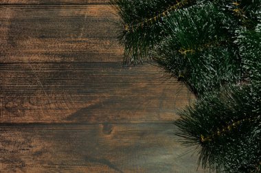 Noel arkaplanı köknar dallı koyu ahşaptan yapılmıştır. Boşluğu kopyala.