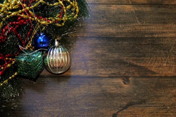 Vánoční Zázemí Tmavého Dřeva Jedlovými Větvemi Věncem Dárkem Kuličkami Červenými — Stock fotografie