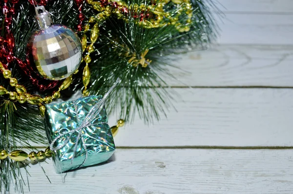 Рождественский Фон Светлого Дерева Еловыми Ветвями Подарок Мяч Красные Золотые — стоковое фото