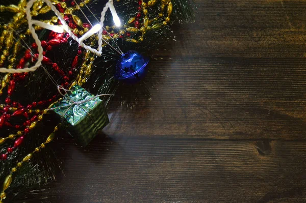 Vánoční Zázemí Tmavého Dřeva Jedlovými Větvemi Věncem Dárkem Kuličkou Červenými — Stock fotografie