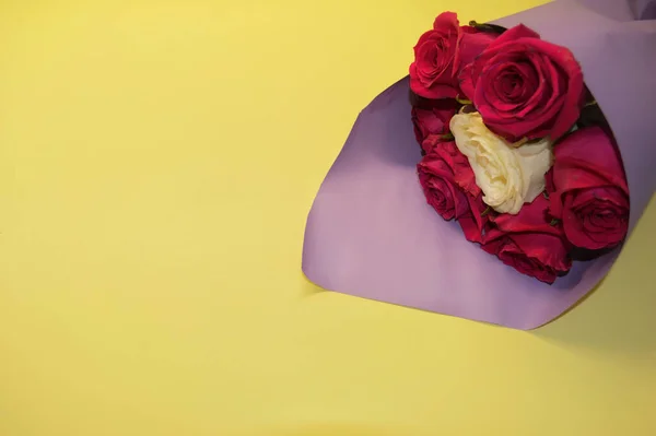 Букет Червоних Троянд Фіолетовій Упаковці Лежить Жовтому Тлі — стокове фото