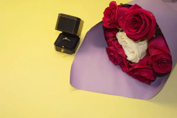 Букет Червоних Троянд Фіолетовій Упаковці Коробці Кільцем Лежить Жовтому Тлі — стокове фото