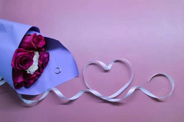 Букет Червоних Троянд Фіолетовій Упаковці Лежить Рожевому Фоні Серце Білої — стокове фото