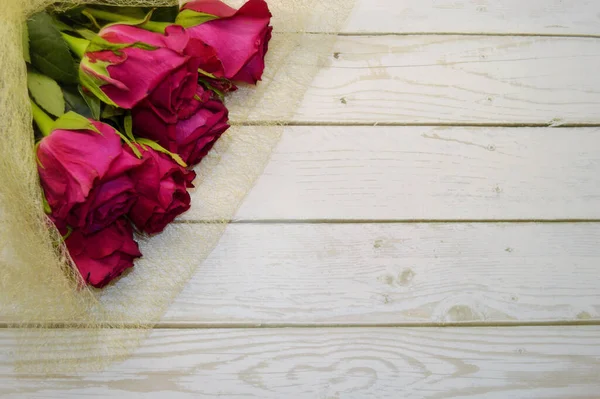 Букет Червоних Троянд Лежить Білому Дерев Яному Фоні — стокове фото