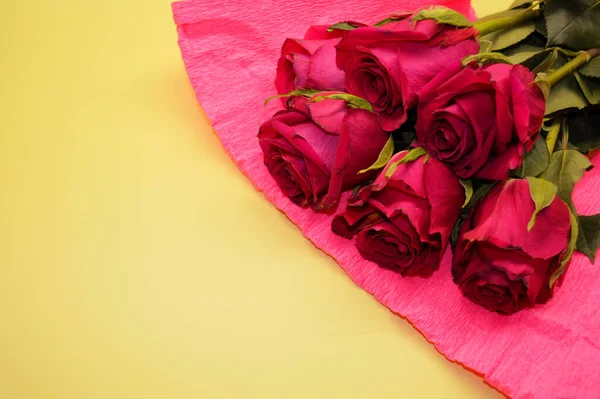 Букет Червоних Троянд Лежить Жовтому Фоні — стокове фото