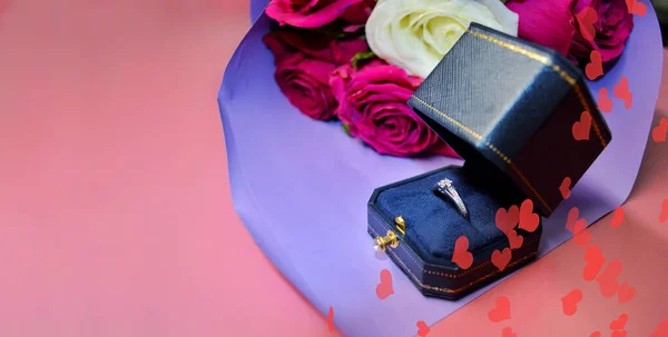 Букет Червоних Троянд Фіолетовій Упаковці Коробці Кільцем Лежить Рожевому Фоні — стокове фото