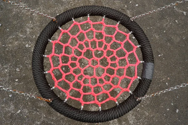 Instalación Columpios Infantiles Nuevos Nidos Cuerdas Negras Rojas Cadenas Patio —  Fotos de Stock