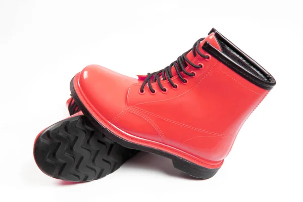 Elegante Brilhante Vermelho Borracha Botas Chuva Close Fundo Branco Conceito — Fotografia de Stock