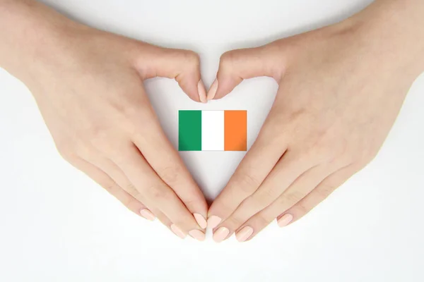 Женские Руки Создают Сердце Внутри Флага Ирландии Белом Фоне Предпосылки — стоковое фото