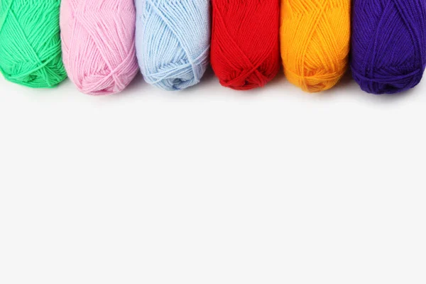 Много Разноцветных Шерстяных Шариков Вязаной Пряжи Крупным Планом Пустом Белом — стоковое фото
