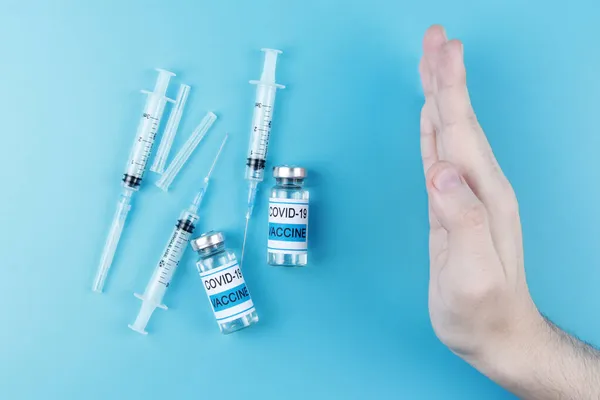 Mano Joven Frascos Vacuna Jeringas Con Antecedentes Médicos Azules Concepto —  Fotos de Stock