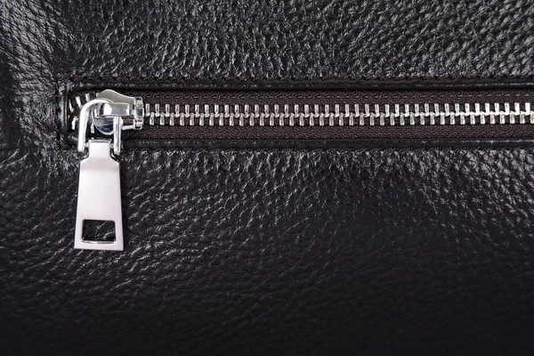 Arka Plan Olarak Siyah Deri Ceketin Çantanın Cebine Katlanmış Çelik — Stok fotoğraf